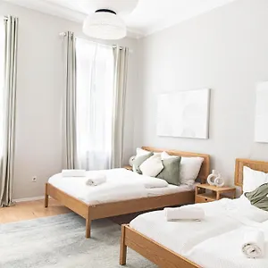 Spacious Apartment, 3 Min To U1 Reumannplatz , Vienna Austria